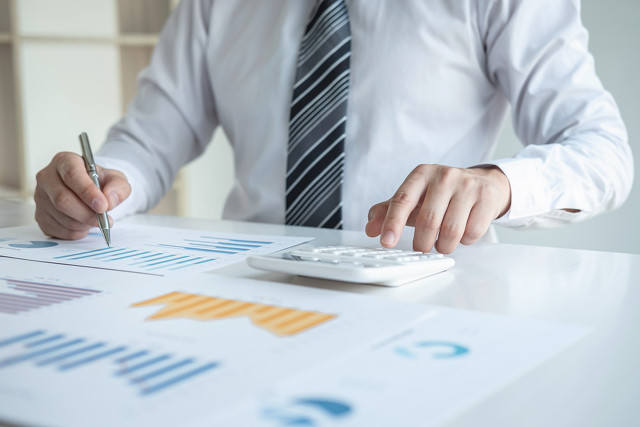 如何合理规划手头资金进行理财？十万资金理财有哪些策略与风险？