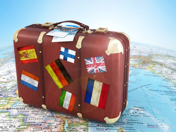 如何看待出国相关的金融事务？这类事务对基金投资有何影响？