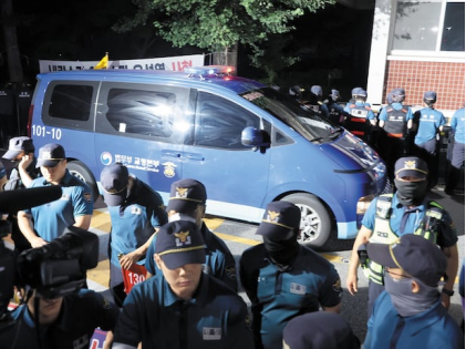 尹锡悦被拘首日生活曝光：吃奶酪面包、蒸土豆，无床无空调，住9平米单间席地而睡