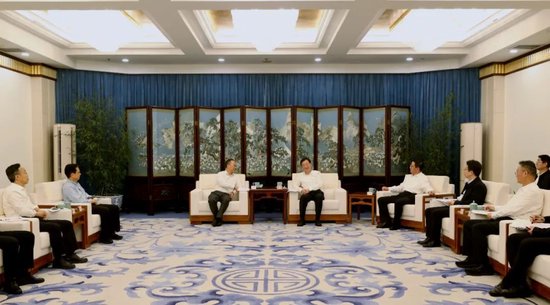 云南省委书记王宁、省长王予波与国家金融监管总局局长李云泽会谈