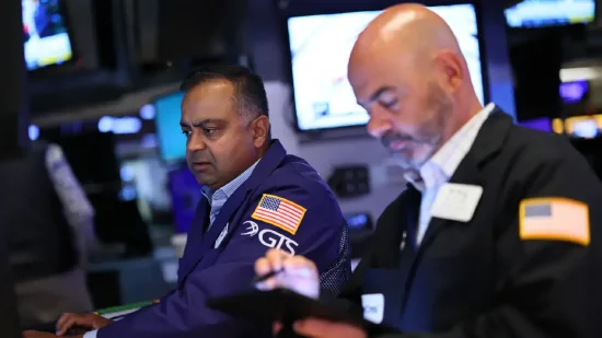 收盘：美股周四收高 纳指与标普500指数再创新高