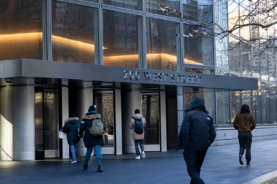 华尔街“提前抢人”游戏遭遇史上最大挑战 顶级投行集体出手反制