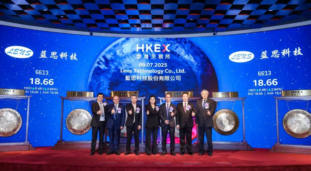 “全球手机玻璃女王”，港交所敲钟！苹果、小米、特斯拉都是她客户