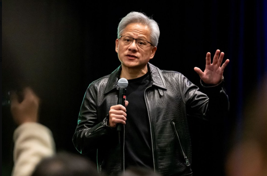 AI的“第二幕”：英伟达4万亿美元市值背后，AI如何从“云端”到日常