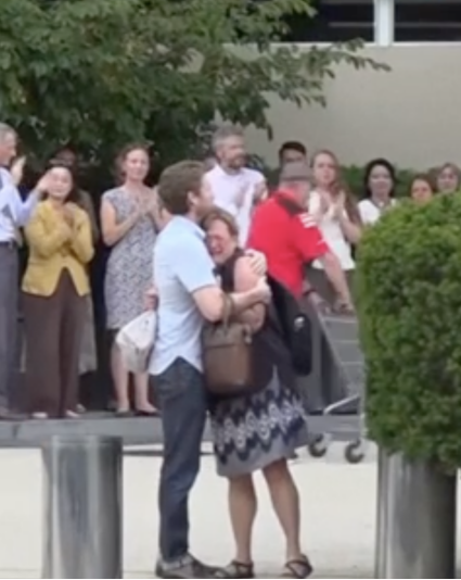 美媒：美国务院启动大规模裁员当日，多名被裁员工流泪离开