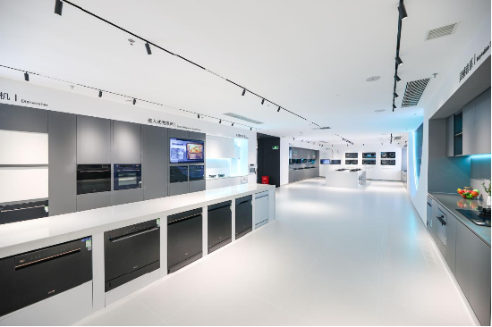 以旧换新东风起，“方老华”华帝积极响应，携全新烟灶引领厨房焕新潮流