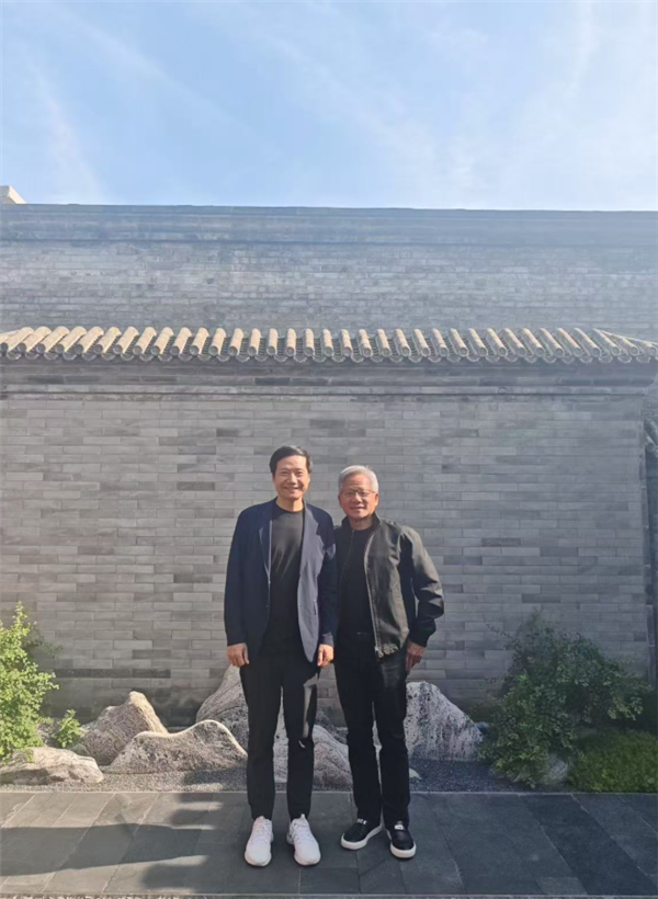 黄仁勋年内第三次访华，大热天仍穿皮夹克合影雷军