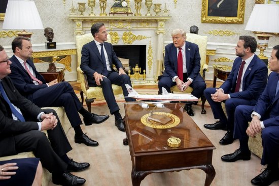 特朗普承诺向乌克兰输送更多武器 并针对俄罗斯发出二级关税威胁