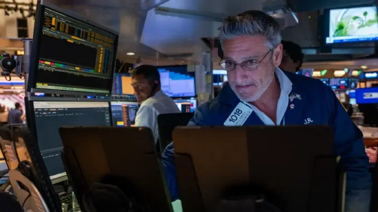 收盘：美股收高纳指刷新收盘纪录 市场押注关税终将降低