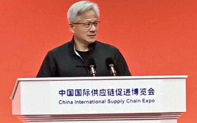 黄仁勋刚刚在链博会上用中文演讲，还换上唐装！称中国供应链是奇迹