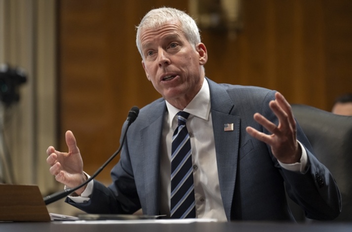 美能源部长将AI竞赛比作原子弹计划，引发争议