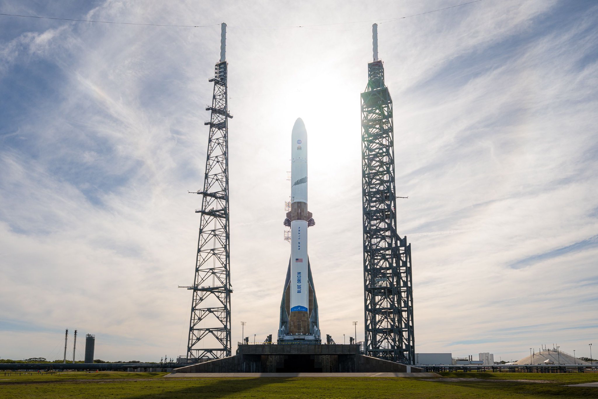 贝索斯旗下蓝色起源完成首个NASA发射任务,“新格伦”火箭助推器安全着陆