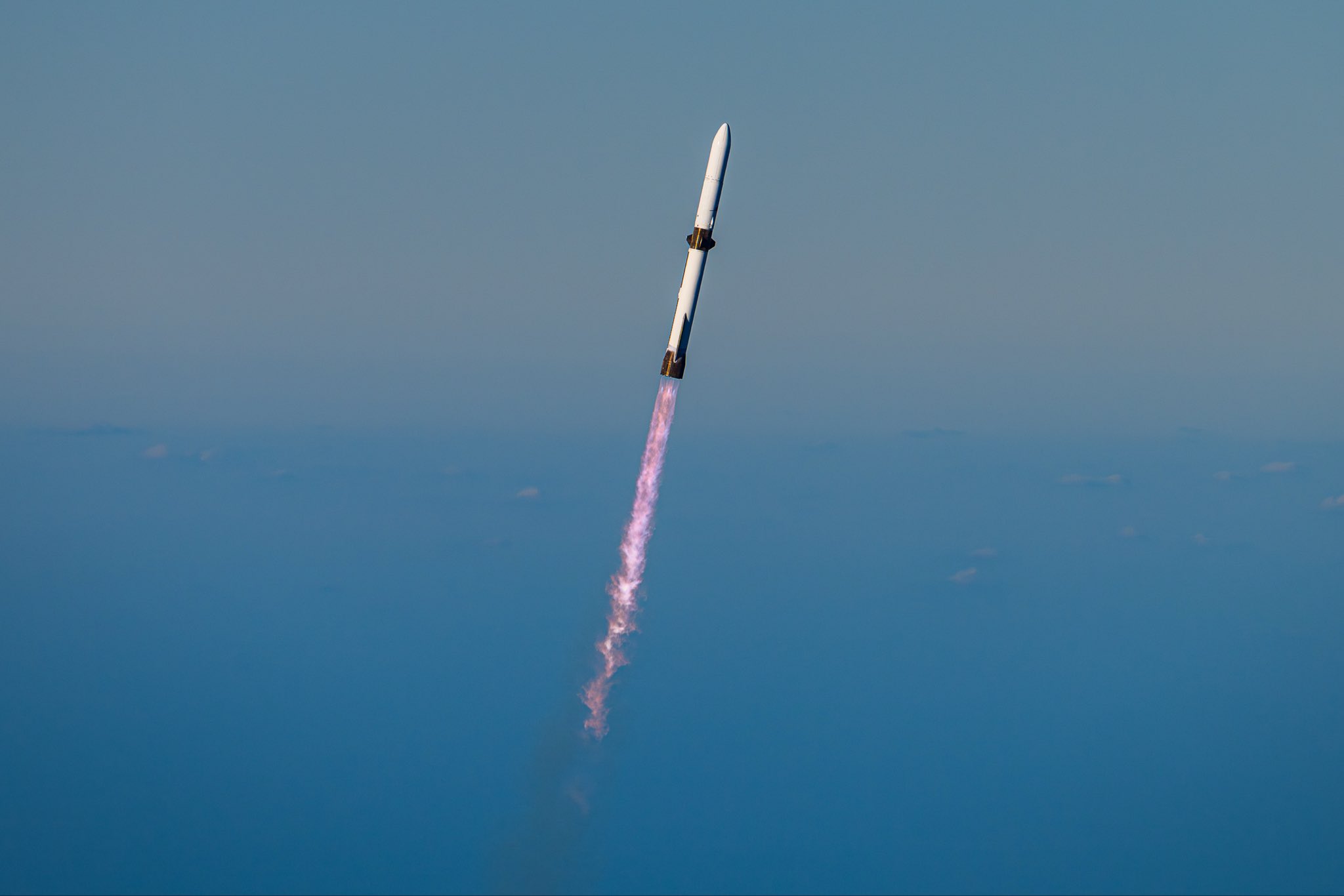 贝索斯旗下蓝色起源完成首个NASA发射任务,“新格伦”火箭助推器安全着陆