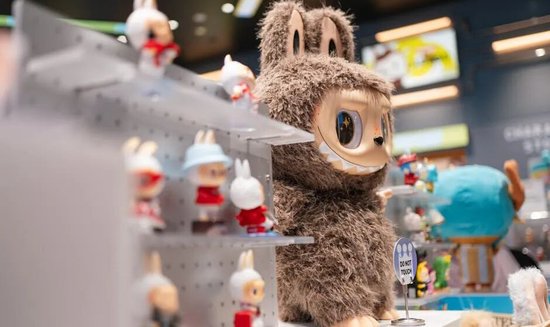 专家称拉布布泡沫正破裂,投行警告Q4业绩或不及预期