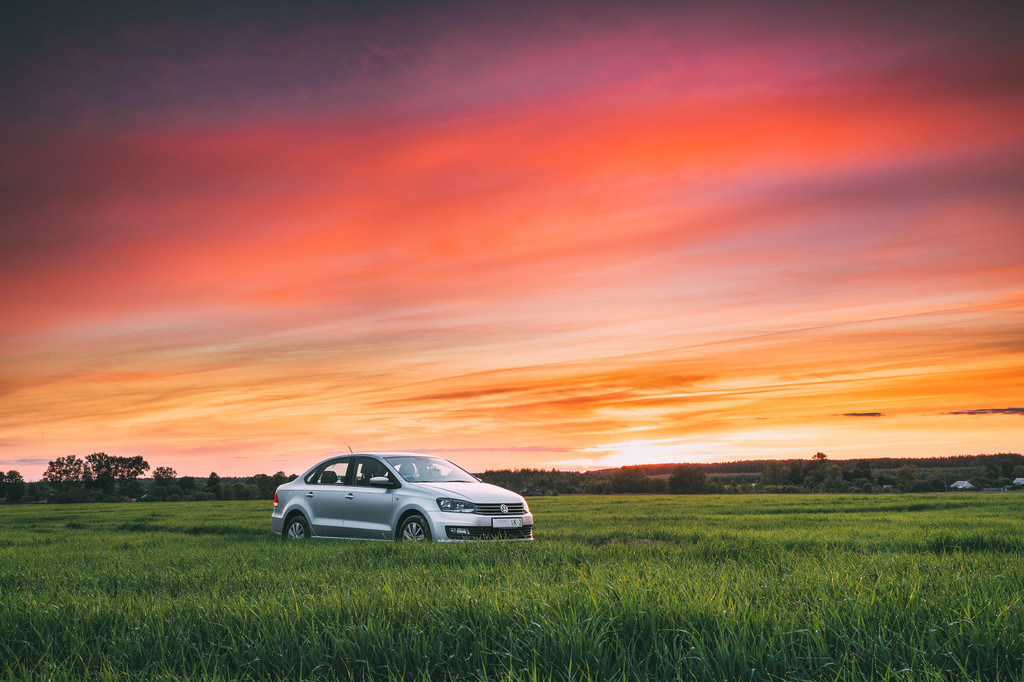 汽车自动挡停车时应该挂什么档？