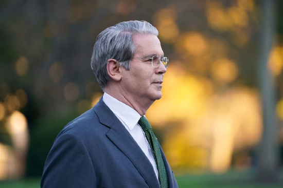 利率不降就炒贝森特鱿鱼 特朗普对财长的玩笑暗讽鲍威尔