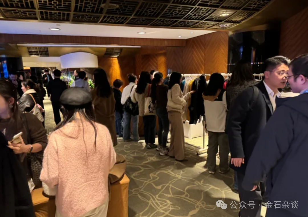 惨！申万策略会公开卖户外羊毛服饰，最贵180元，这家公司曾被立案