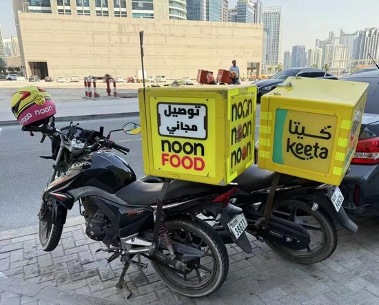 在迪拜送外卖:没有“电驴”、运力不稳,配送费约3.9元到5.8元