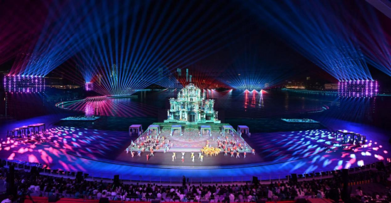 夜空中最纯正的中国红，光峰科技全彩激光探照灯首秀全运会闭幕式