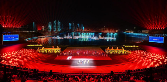 夜空中最纯正的中国红，光峰科技全彩激光探照灯首秀全运会闭幕式