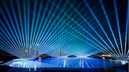 夜空中最纯正的中国红，光峰科技全彩激光探照灯首秀全运会闭幕式
