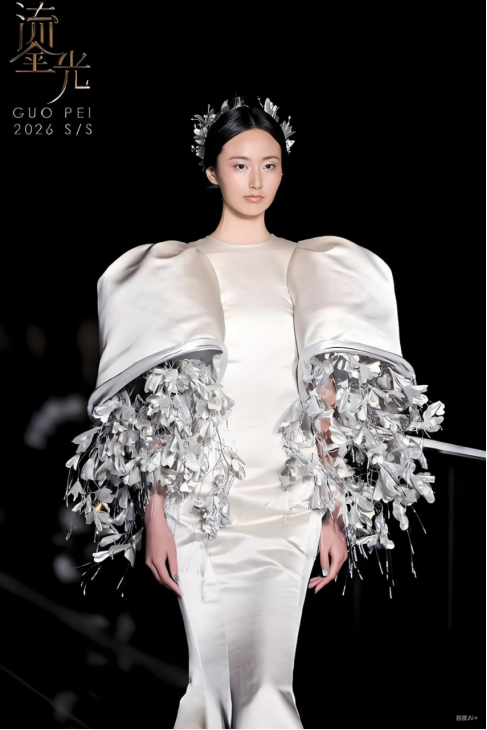 对话中国高定标杆人物郭培：为什么1000万也不卖这件衣服？｜贵圈