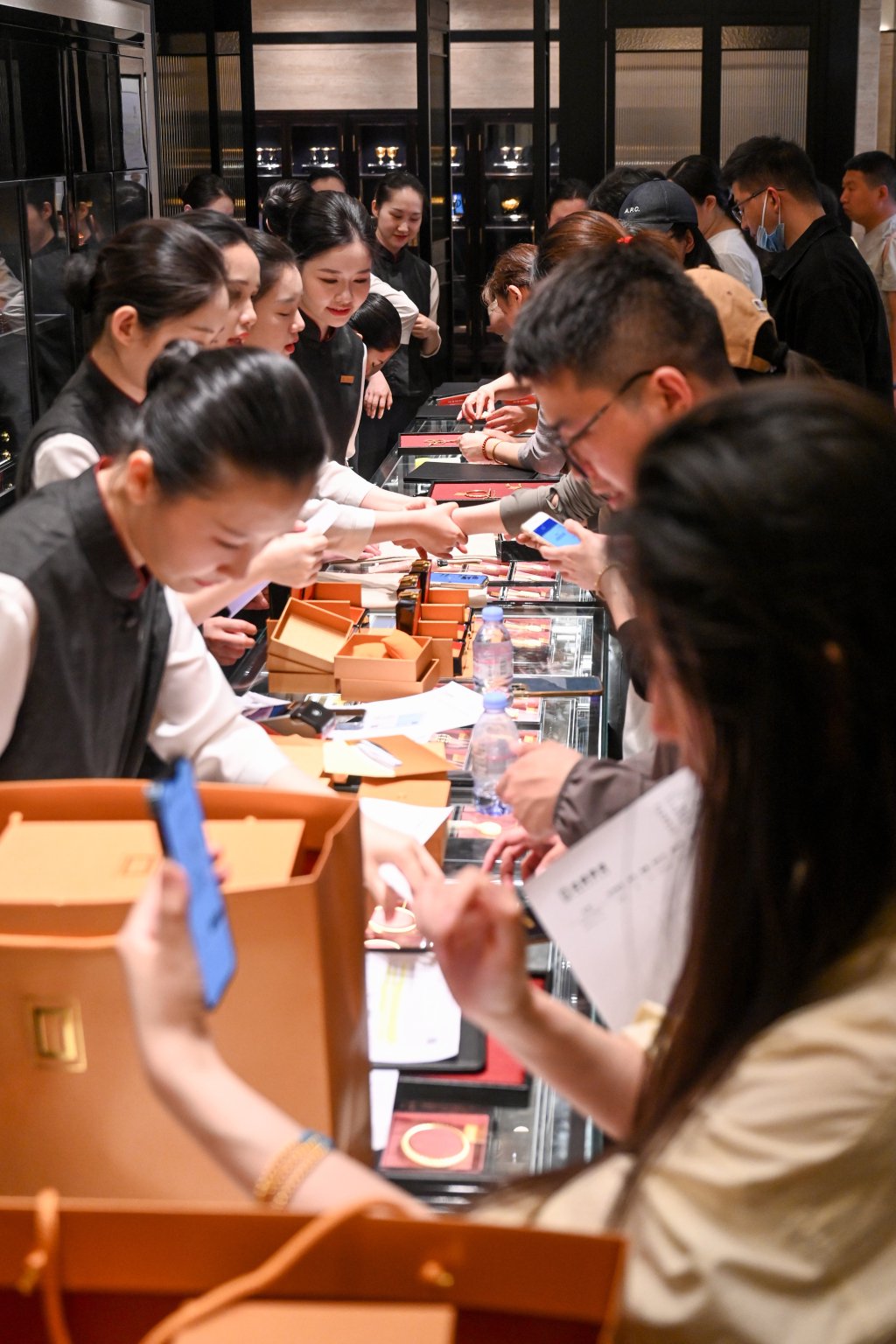 2025年金价“狂飙”，我们为何依然痴迷黄金？